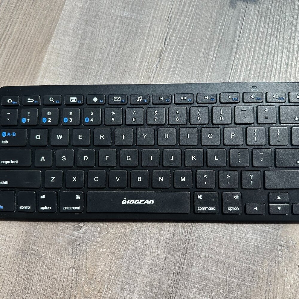 Slim Multi-Link bluetooth Keyboard - Picture 3 of 5